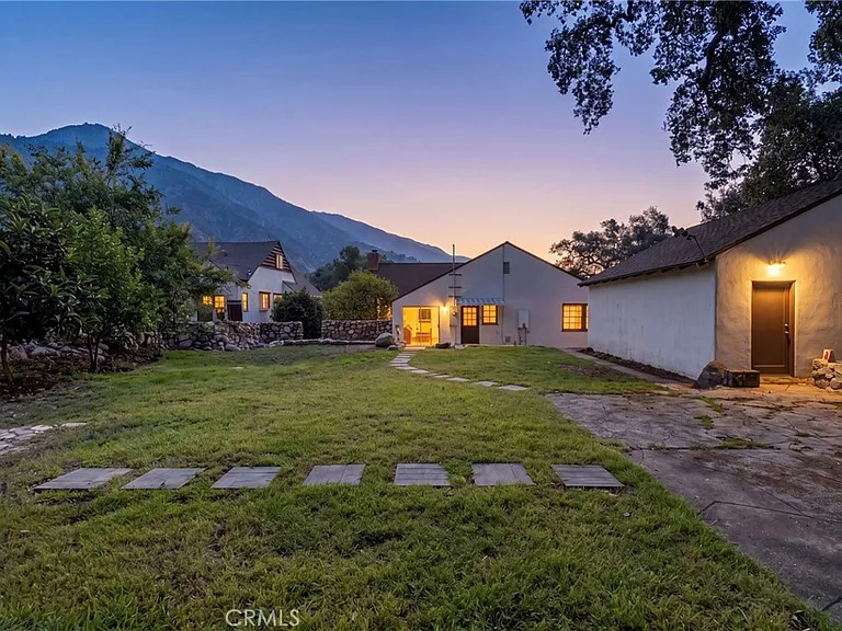 2151 N Altadena Dr — Photo 33