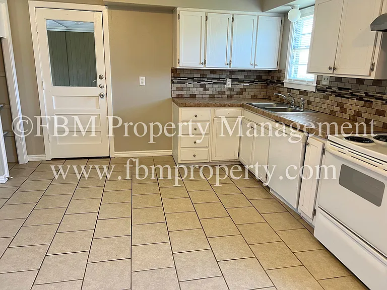 3015 Winfield Dr — Photo 8