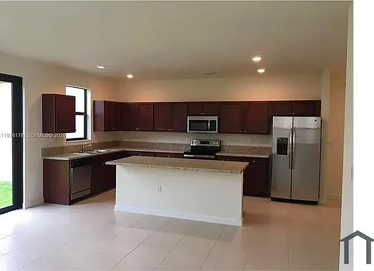 5 bed, $4,200 — Photo 2
