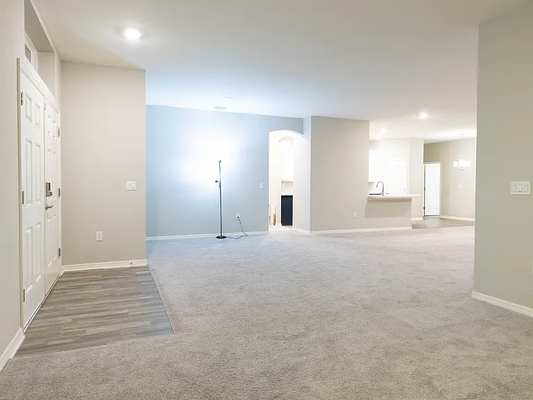 1069 Montgomery Ln — Photo 7