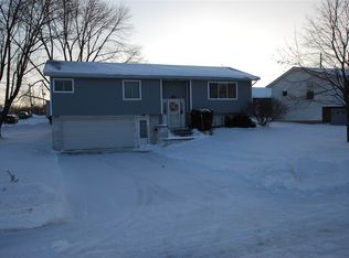 1005 8th St SE, Dyersville, IA 52040