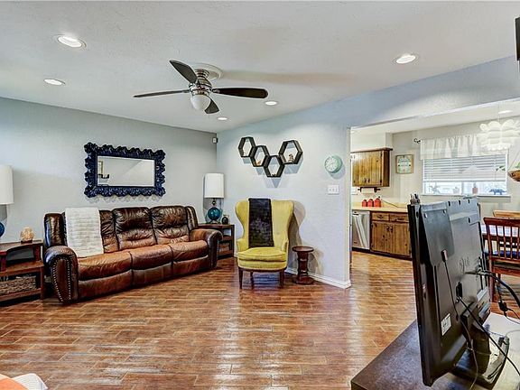 4th image of 925 W Rulane Dr