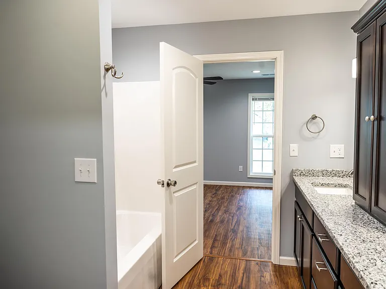 1423 Irwin Ave — Photo 9