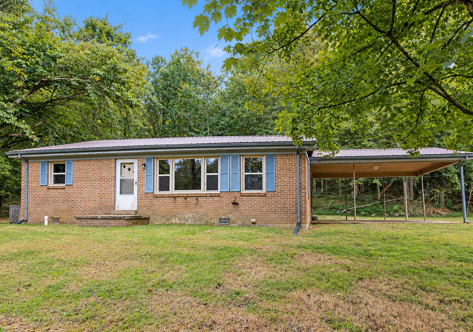 Pet-Friendly 3-Bedroom Home with Carport Near Roaring River Park — Photo 1