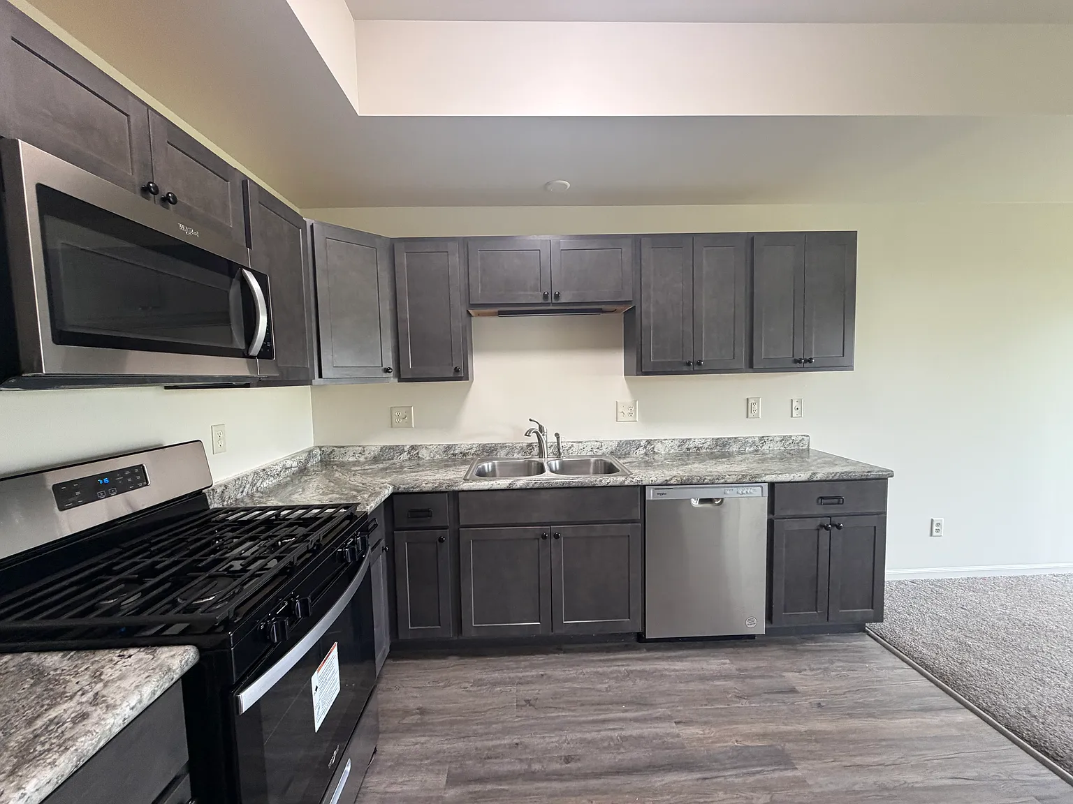 3 bed, 2.5 bath, 1550 sqft, $1,700 — Photo 1