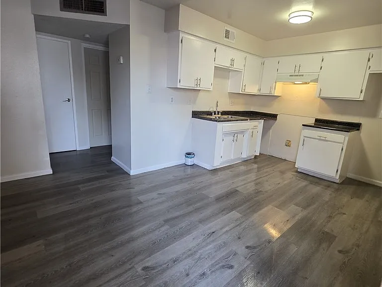 1075 E Desert Inn Rd #5 — Photo 5