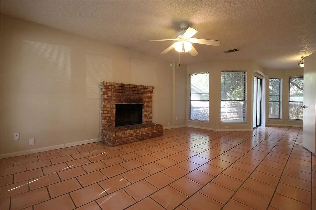2 bed, 1.5 bath, 947 sqft, $1,795 — Photo 2