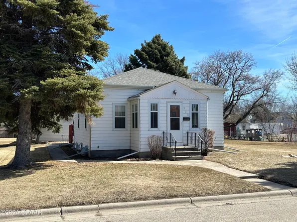 828 Summit Ave, Grafton, ND 58237