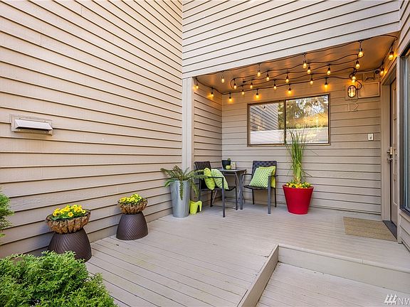 Charming entry deck creates a welcoming atmosphere for visitors!