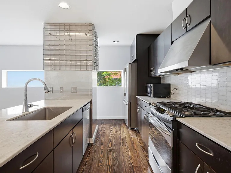2934 Commerce St — Photo 15