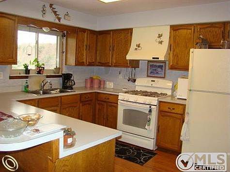 from dining to kitchen.JPG