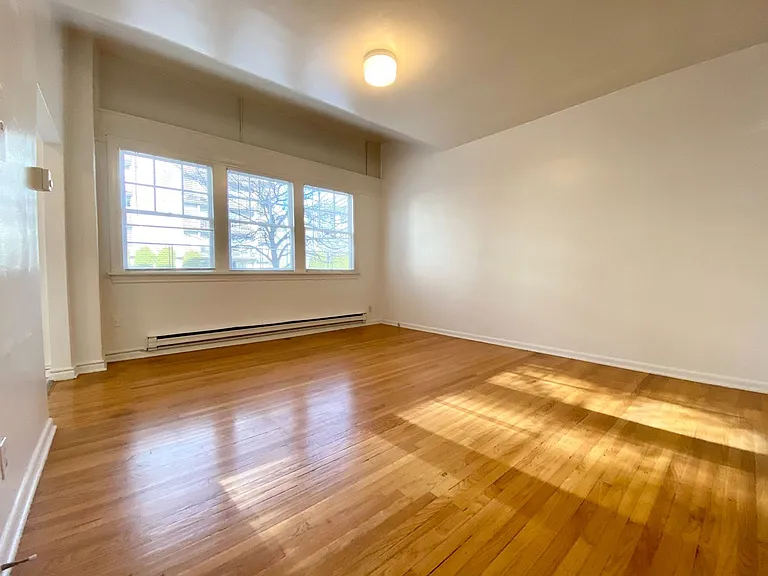 561 Aloha St — Photo 3