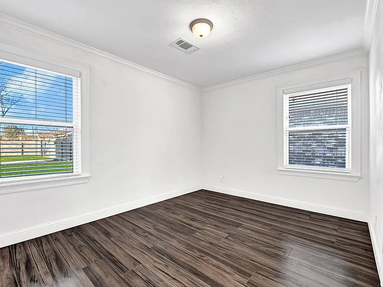 1301 Avenue I — Photo 10