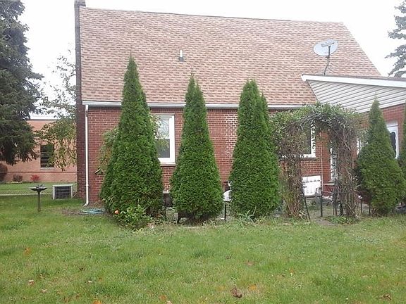 5th image of 128 Laverack Ave