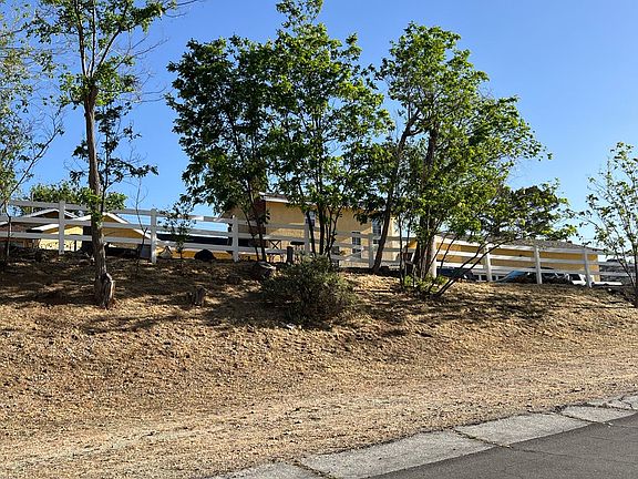 3rd image of 3243 Country Way