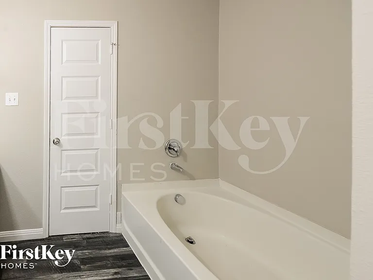 1207 Bellevue Dr — Photo 10
