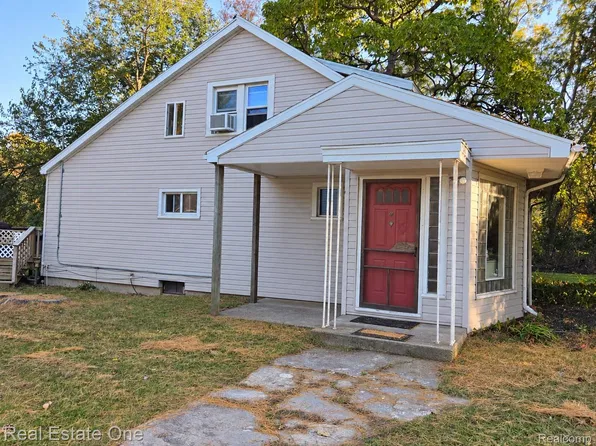 2545 Massena St, Commerce Township, MI 48382