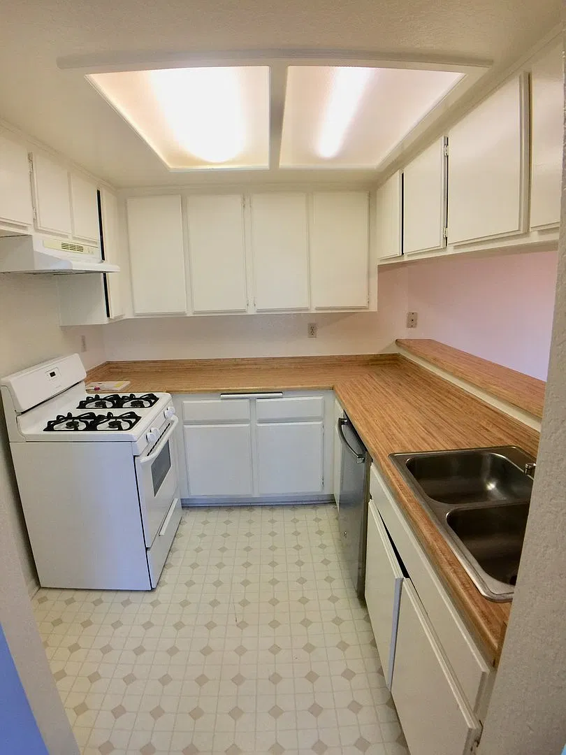 Delightful Living in Lawndale! — Photo 1