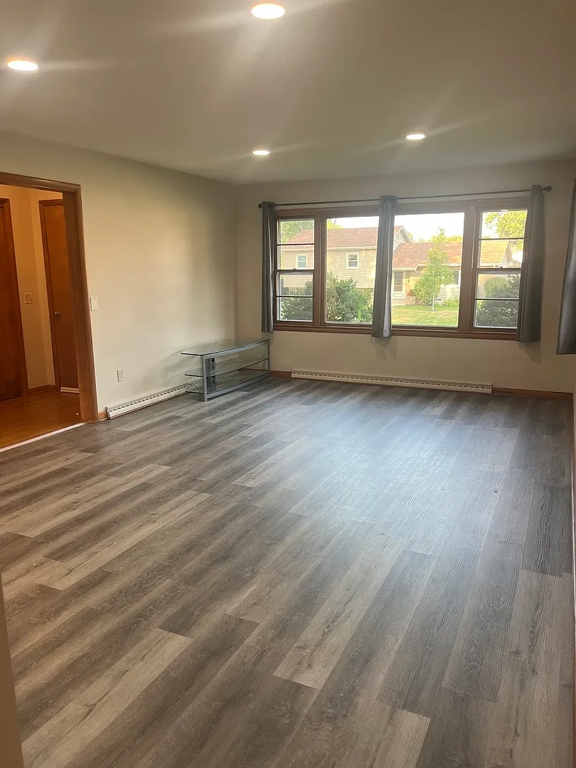 4 bed, 1.5 bath, 1500 sqft, $2,400 — Photo 4