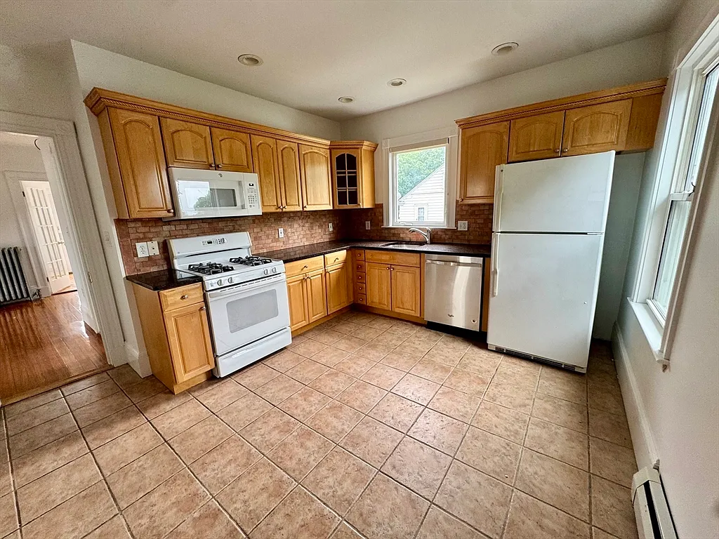 3 bed, 2.0 bath, 1600 sqft, $3,900 — Photo 3