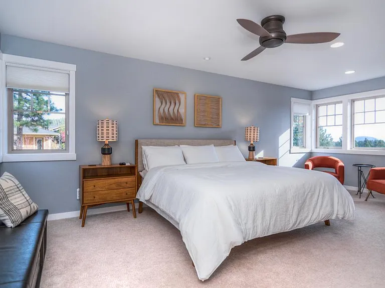 Upstairs bedroom, king bed