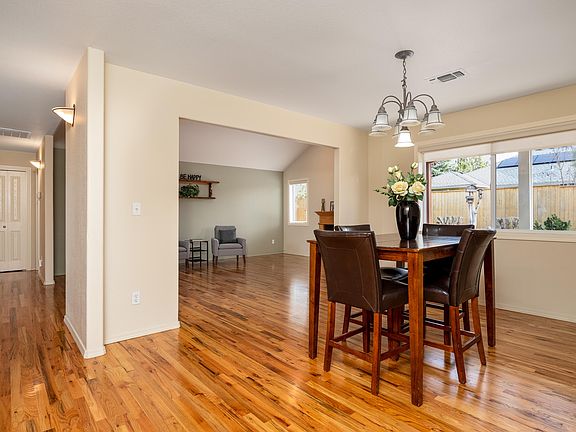 4th image of 187 Prairie Lndg