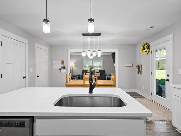 5th image of 1376 Sussex Dr