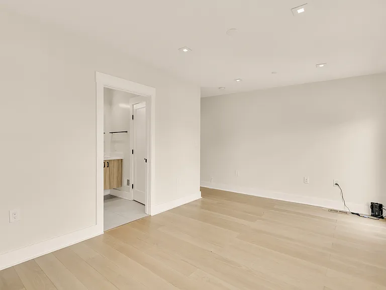 330 16th St SE #Penthouse 2 — Photo 18