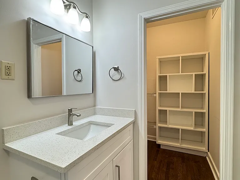 231 12th St NE #4 — Photo 3