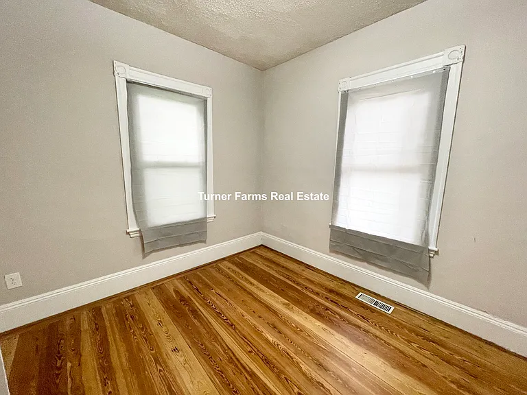 10 Wave Ave — Photo 11