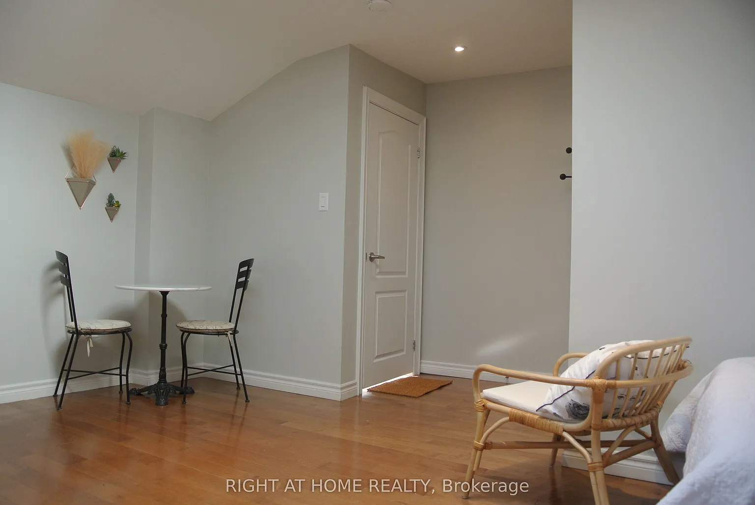 1088 Pearson Dr photo 1