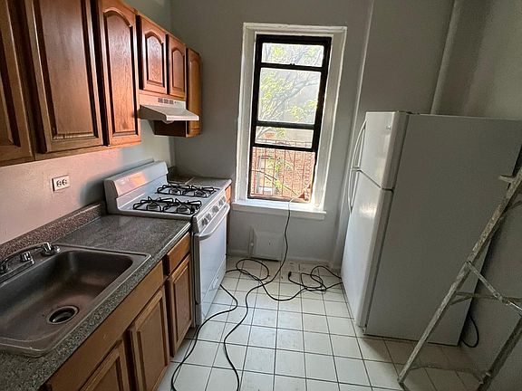 5th image of 3525 Bainbridge Ave APT 5E