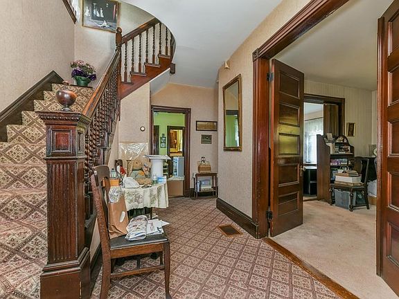 3rd image of 19 Stonehurst St