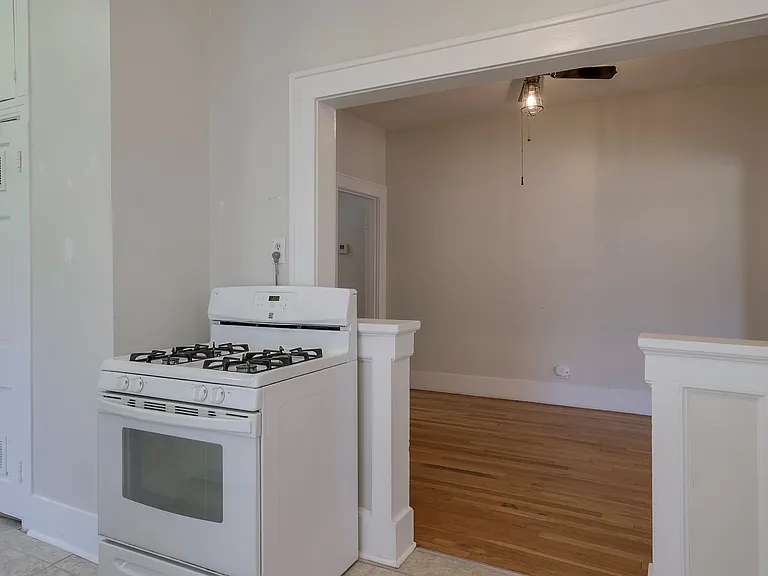 1906 Clover Ln — Photo 2