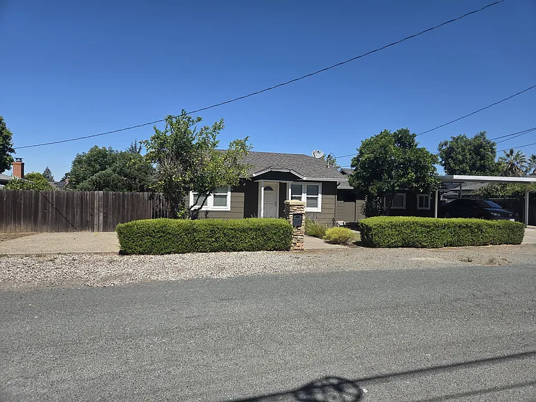 1381 Janet Ln — Photo 1