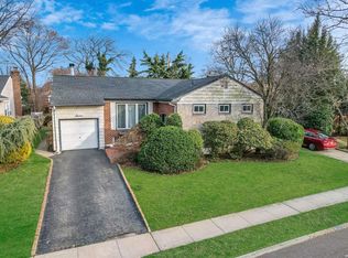7 Kalmia Ln, Valley Stream, NY 11581