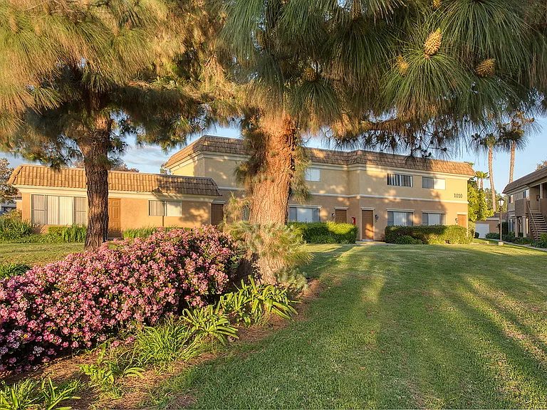 Monterey Villas — Photo 31