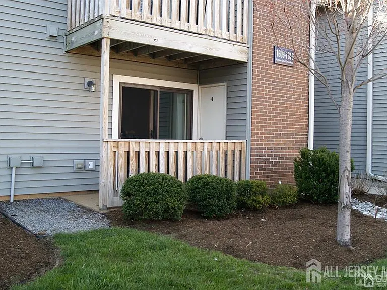 1609 Ravens Crest Dr — Photo 2