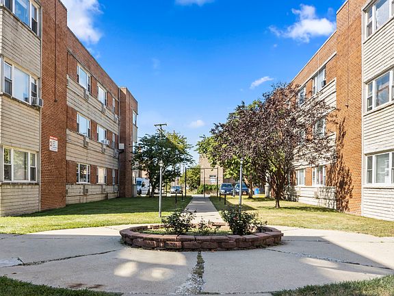 3rd image of 2401 W Balmoral Ave APT 3G