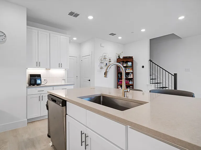 2628 Red Tailed Hawk Ln — Photo 8