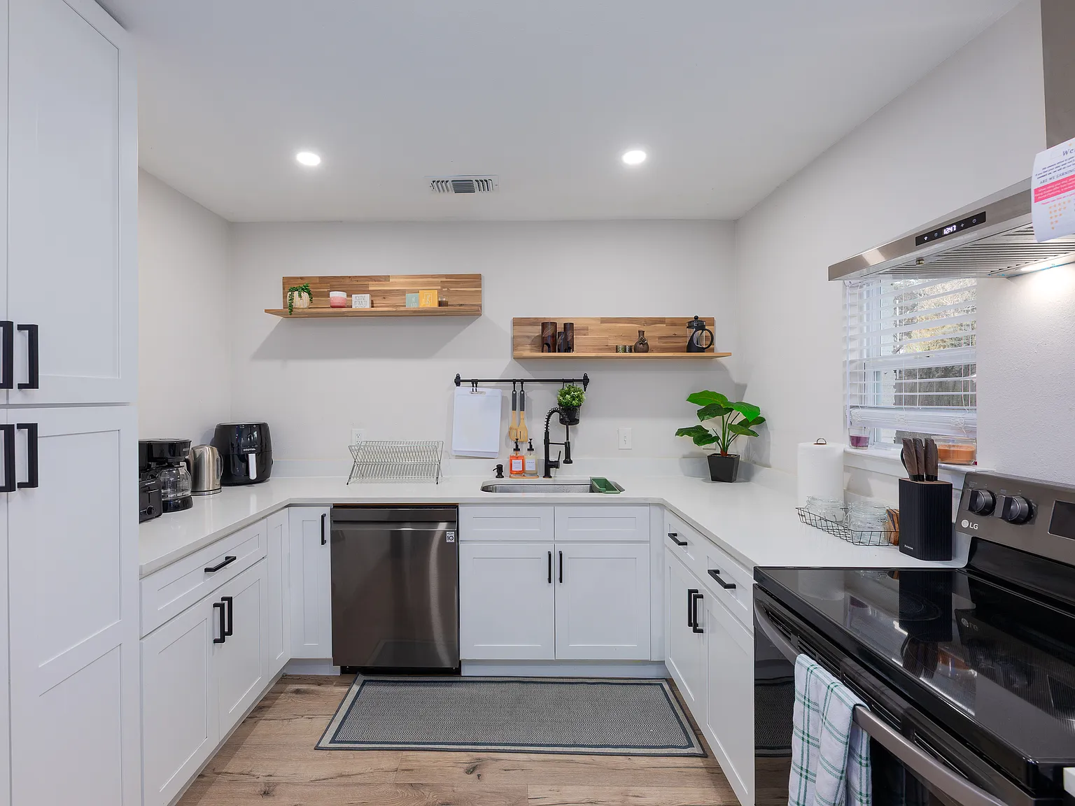 3 bed, 1377 sqft, $6,500 — Photo 4