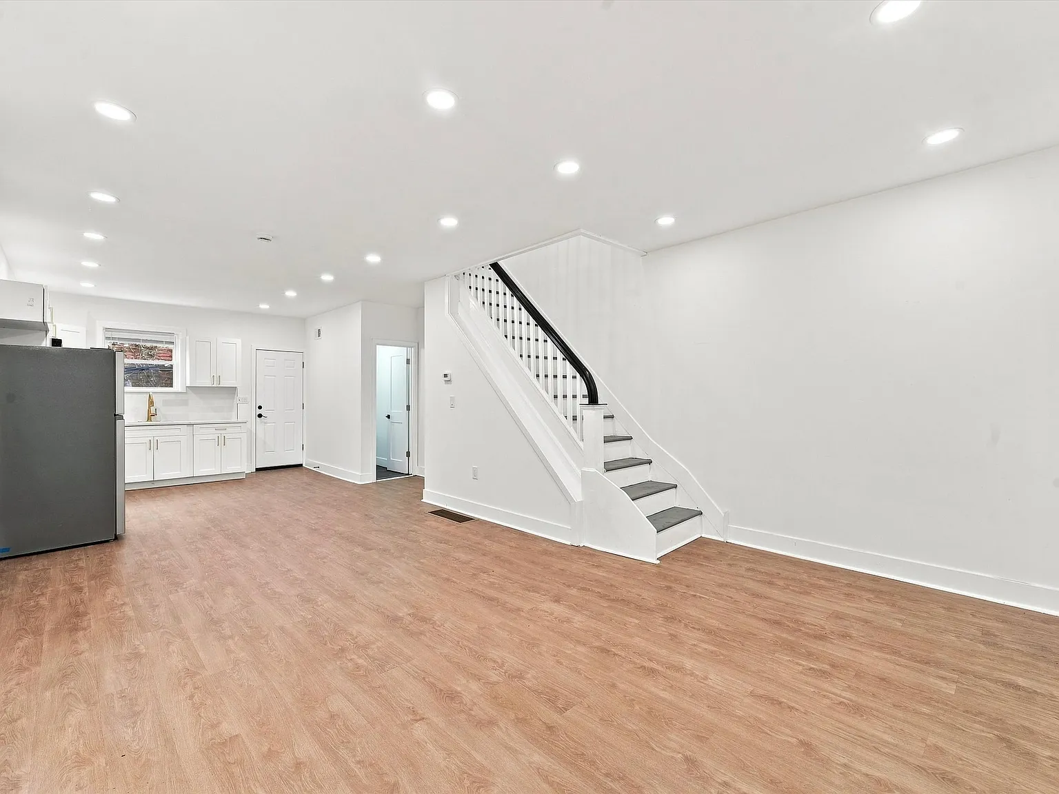 3 bed, 960 sqft, $1,849 — Photo 2