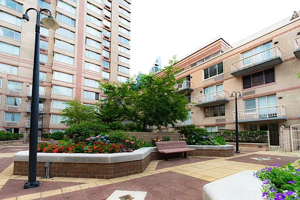 Rented by New York Casas Ltd. | media 23