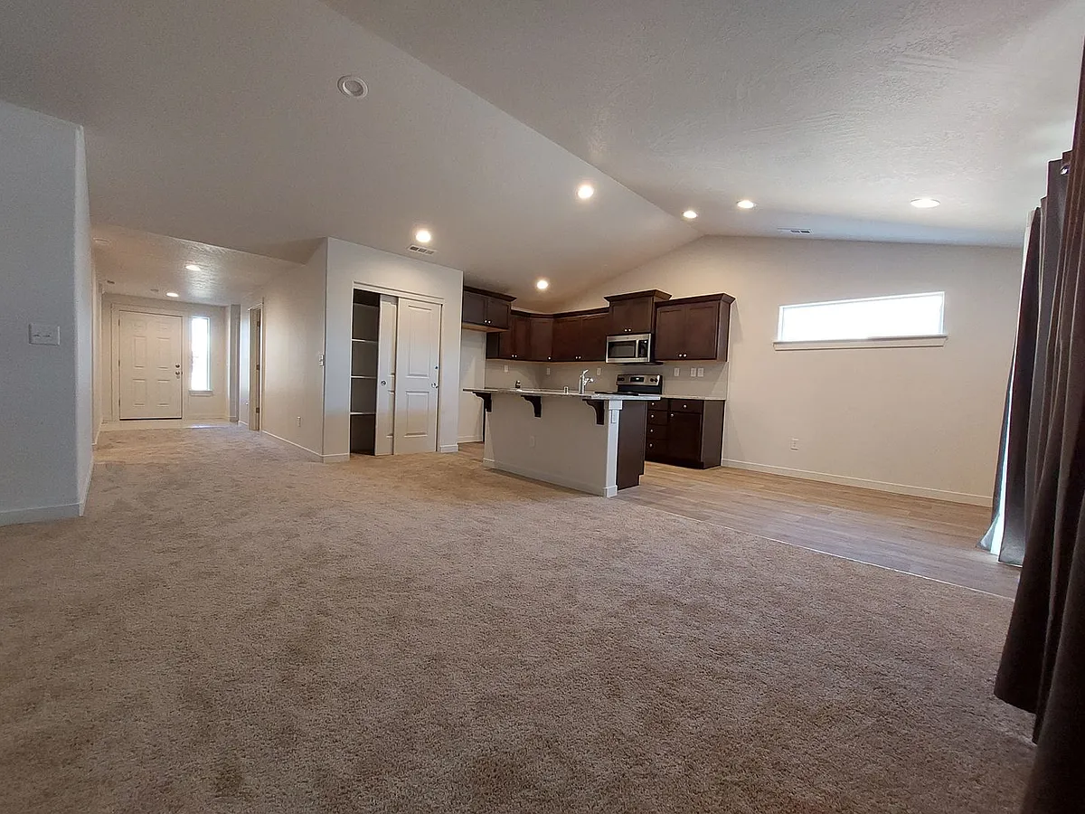 Building Photo - 1013 Maple Dr W