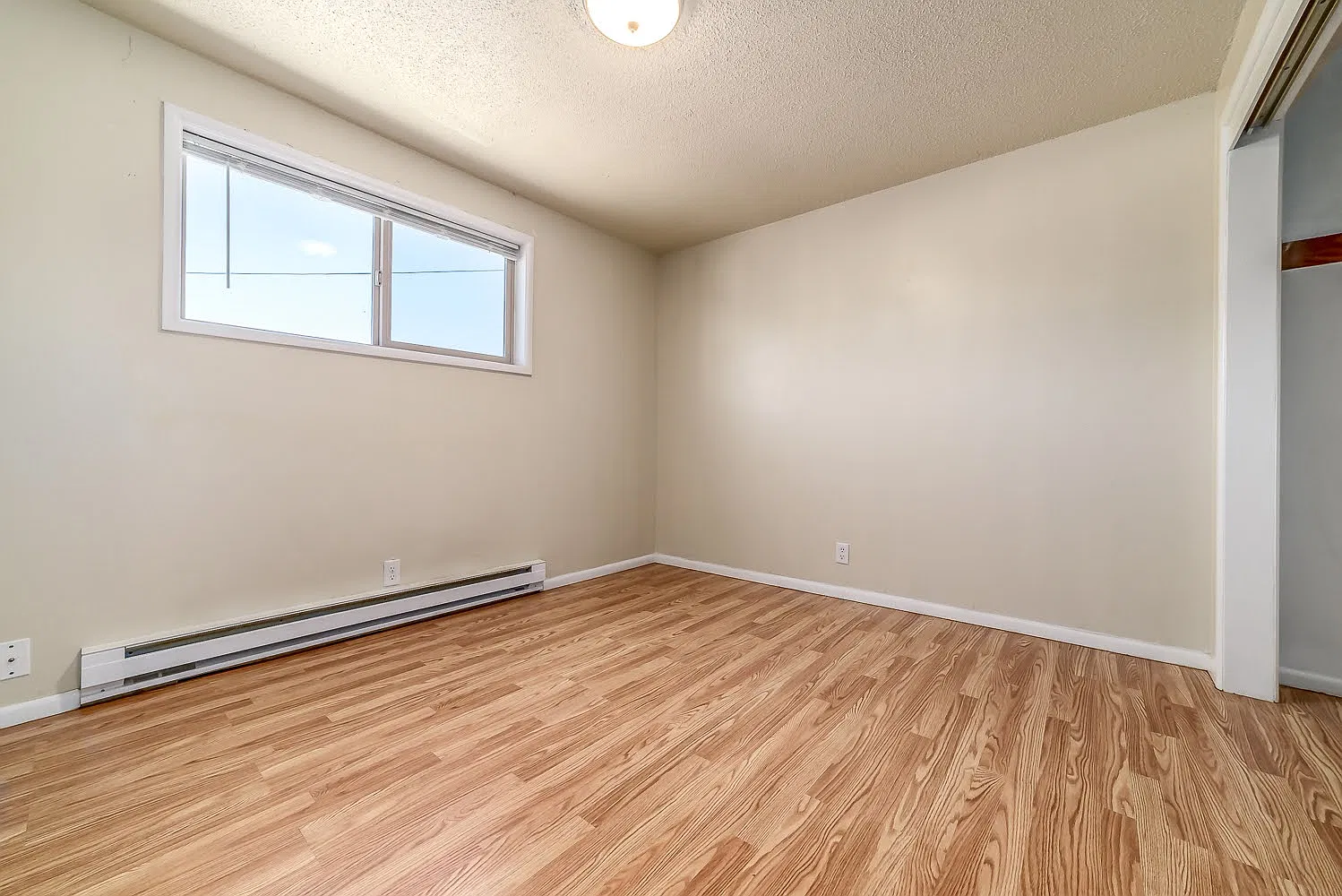 3 bed, 975 sqft, $2,100 — Photo 3