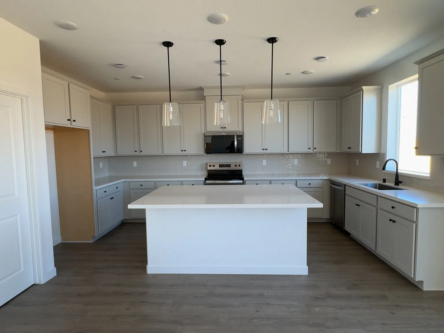 4 bed, 2470 sqft, $3,700 — Photo 2