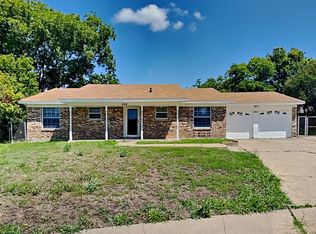 224 Lakeway Ct, Benbrook, TX 76126