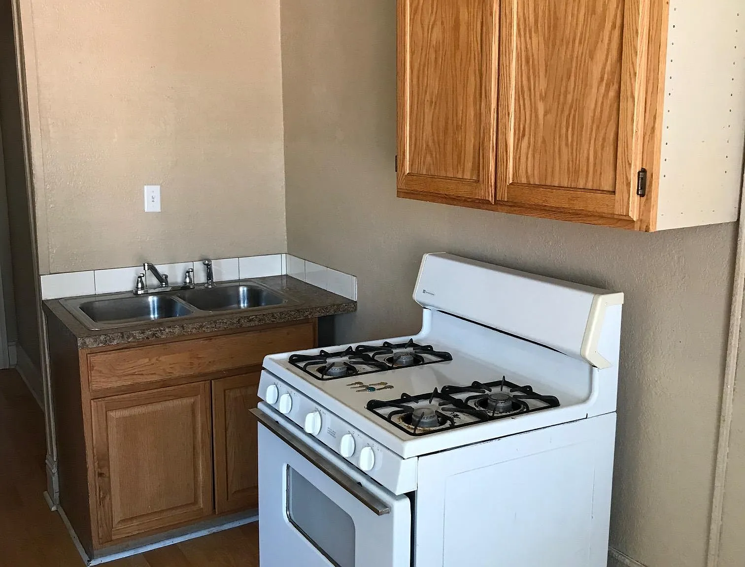 2 bed, 700 sqft, $1,100 — Photo 3