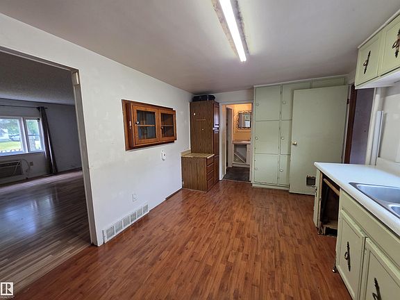 5th image of 4812 48th Ave