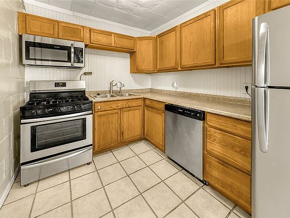 4th image of 438 Valerie St